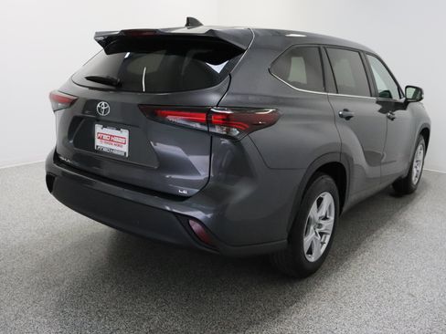 Used 2025 Toyota Highlander LE FWD image 7