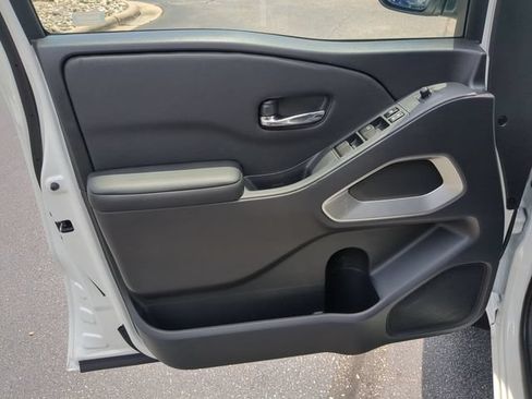 Certified 2025 Nissan Frontier SV w/ SV Convenience Package RWD image 12