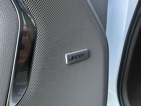 Used 2024 GMC Yukon XL SLT w/ SLT Luxury Package image 11