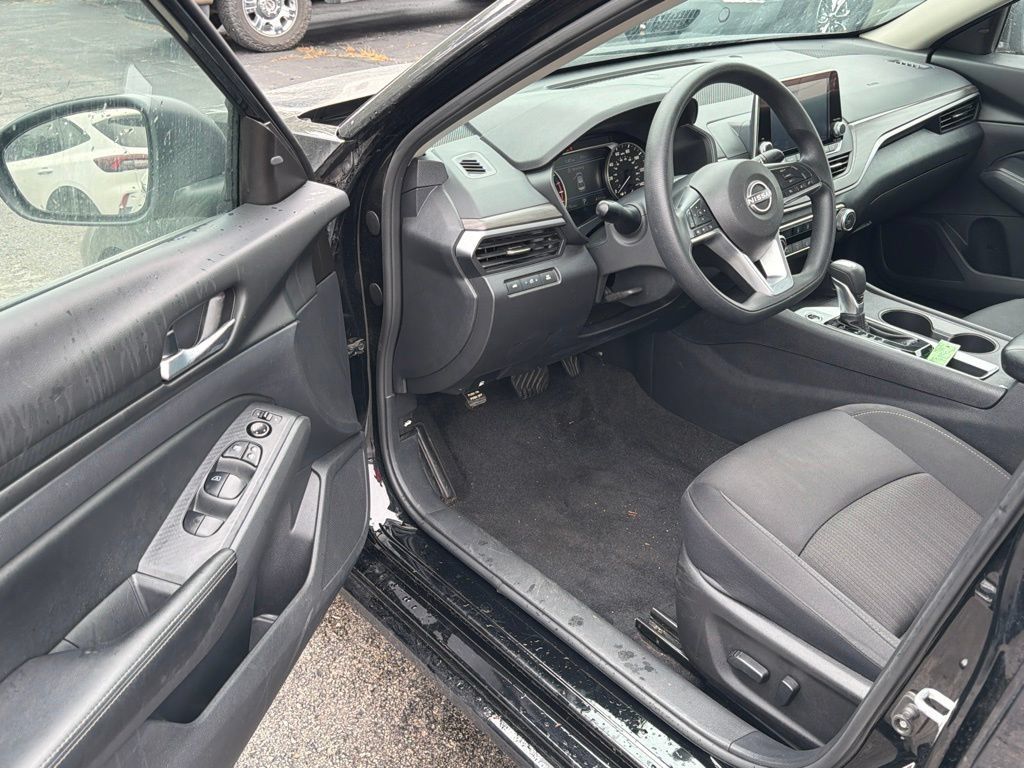 Used 2025 Nissan Altima 2.5 SV FWD image 11