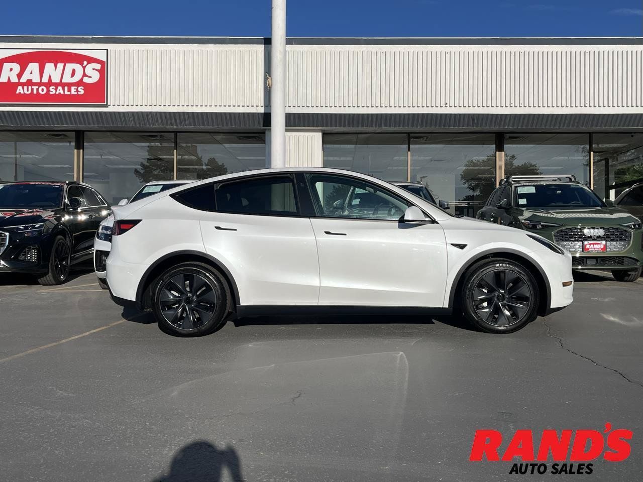 Used 2024 Tesla Model Y Long Range AWD/4WD image 1