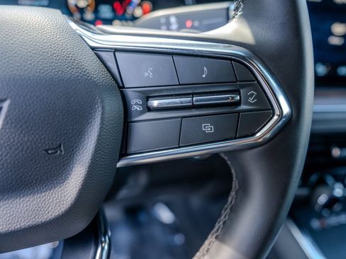 Used 2025 Chevrolet Suburban Z71 image 6