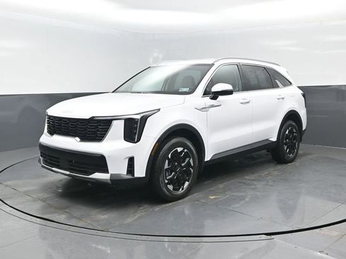 Used 2025 Kia Sorento S image 4