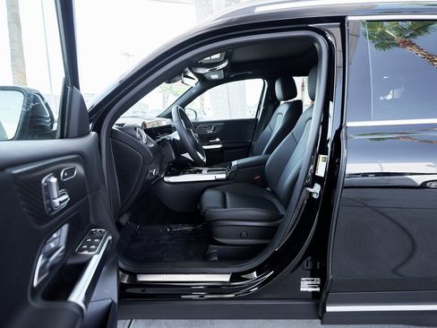 Used 2025 Mercedes-Benz GLB 250 GLB 250 w/ Exclusive Package image 18