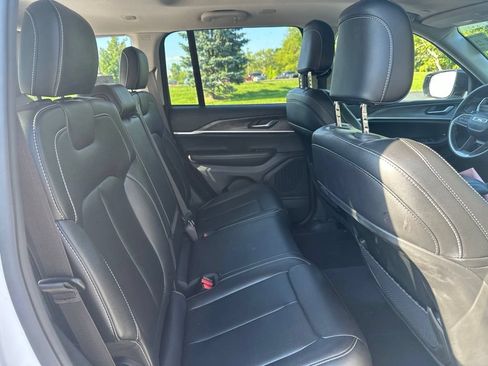 Used 2023 Jeep Grand Cherokee Limited w/ Black Appearance Package AWD/4WD image 17