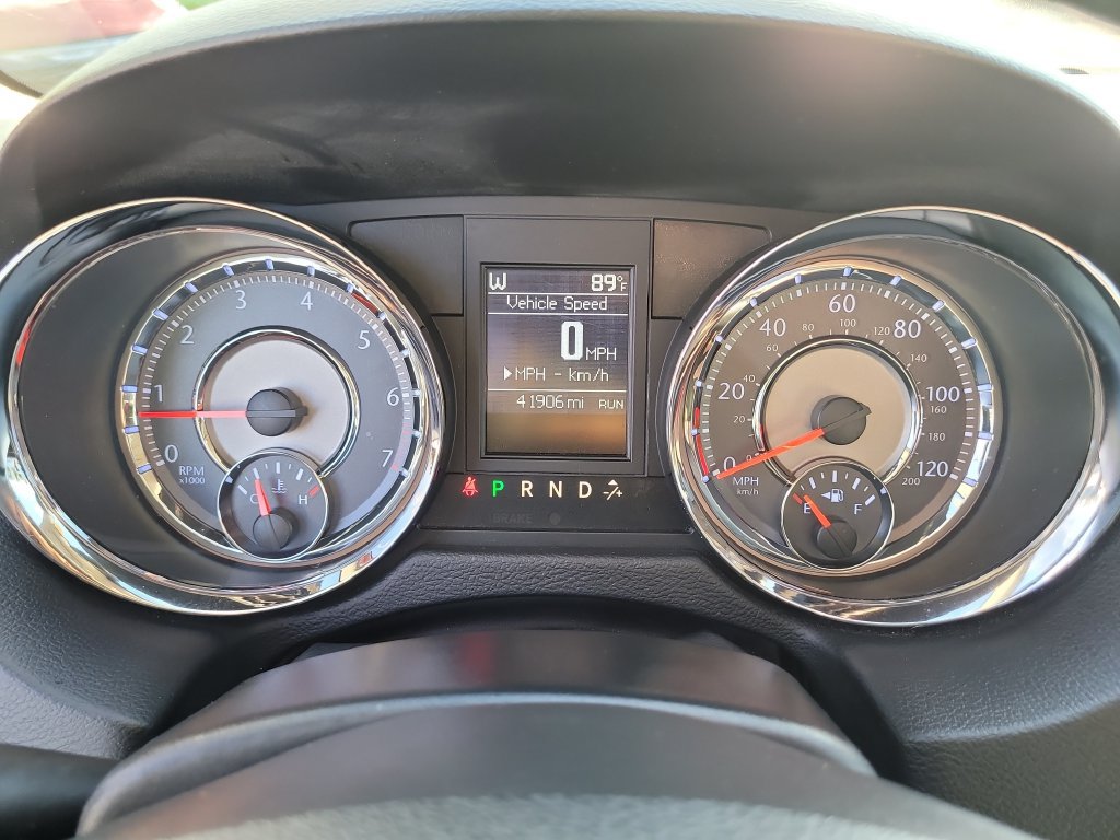 Used 2016 Chrysler Town & Country Touring-L FWD image 33