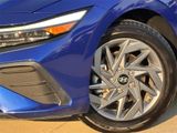 Used 2024 Hyundai Elantra SEL image 3