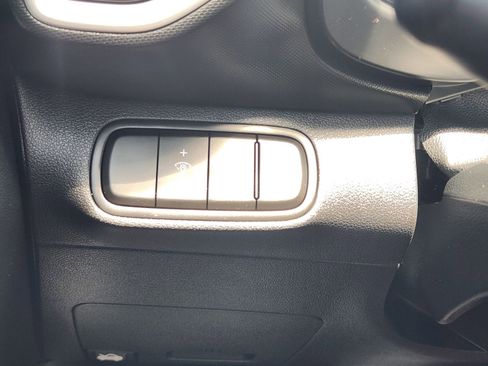 Used 2025 Hyundai Venue SE FWD image 25