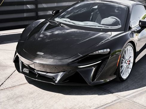 Used 2024 McLaren Artura RWD image 7