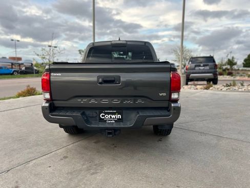 Used 2018 Toyota Tacoma TRD Off-Road w/ Technology Package AWD/4WD image 8