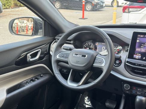 Used 2025 Jeep Compass Limited image 34