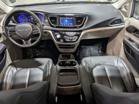 Used 2020 Chrysler Pacifica Touring-L FWD image 16
