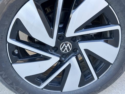 Certified 2025 Volkswagen Atlas SEL image 12