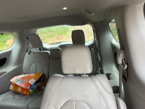 Used 2021 Chrysler Pacifica Touring-L FWD image 18