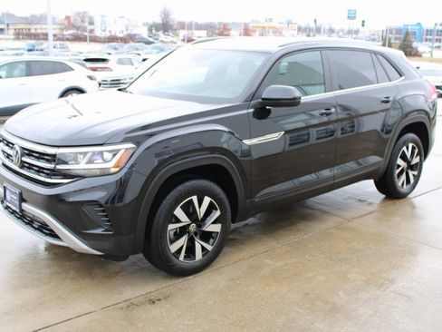 Certified 2023 Volkswagen Atlas Cross Sport SE image 3