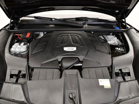 Used 2023 Porsche Cayenne Platinum Edition image 13