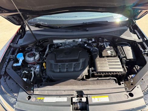 Used 2022 Volkswagen Tiguan SE w/ Panoramic Sunroof Package image 9