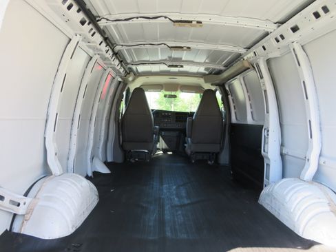 Used 2017 GMC Savana 2500 RWD image 7