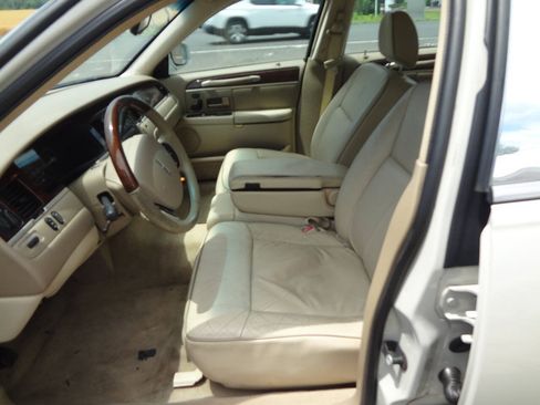 Used 2006 Lincoln Town Car Designer Series RWD image 9