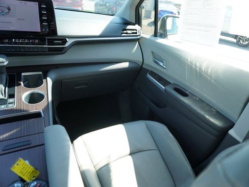 Used 2023 Toyota Sienna XLE image 17