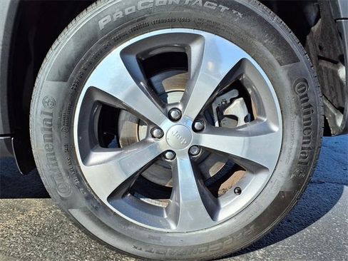 Used 2020 Jeep Cherokee Limited w/ Luxury Group image 38