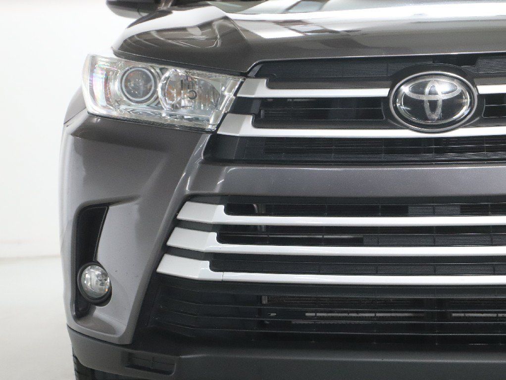 Used 2019 Toyota Highlander XLE FWD image 6
