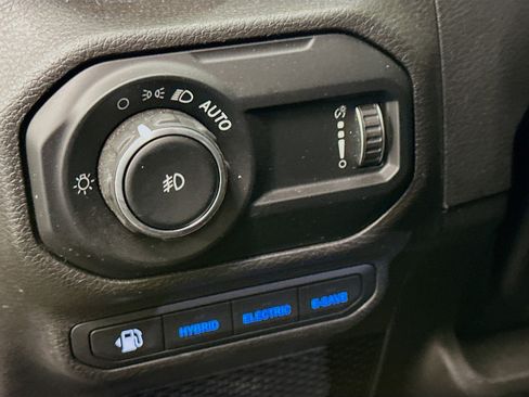 Used 2023 Jeep Wrangler Unlimited Sahara AWD/4WD image 17