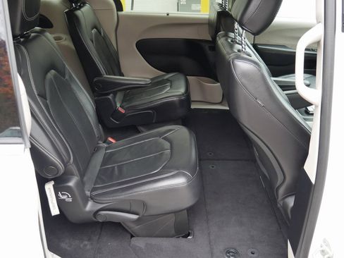 Used 2022 Chrysler Pacifica Touring-L image 22