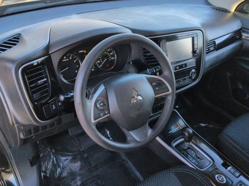 Used 2019 Mitsubishi Outlander ES image 10