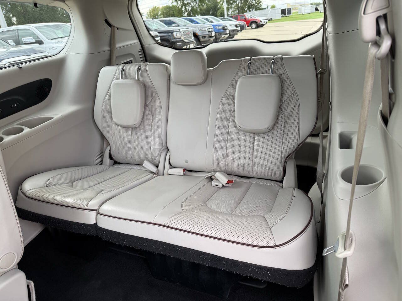 Used 2017 Chrysler Pacifica Limited w/ UConnect Theater Package FWD image 7