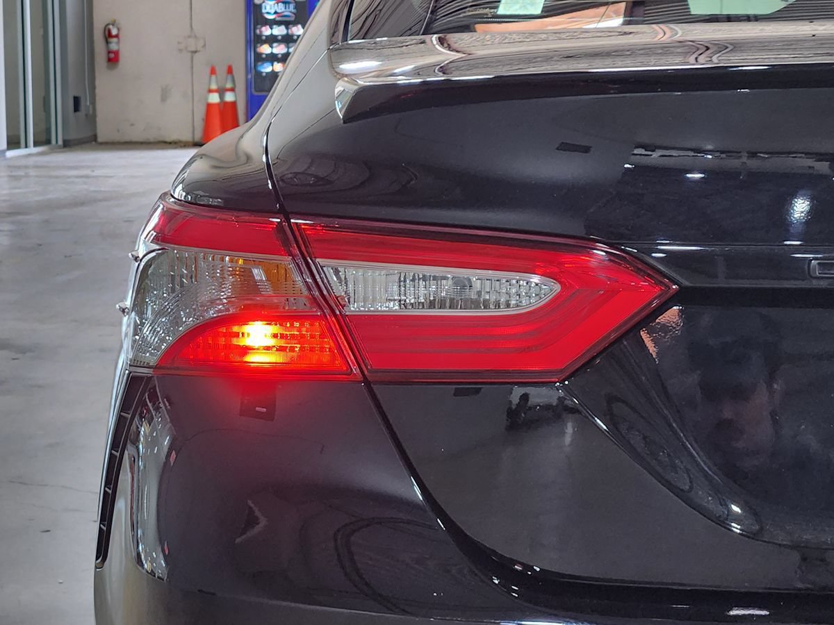 Used 2020 Toyota Camry SE FWD image 18