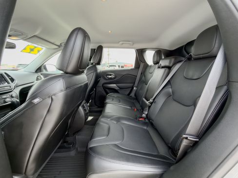 Used 2022 Jeep Cherokee Latitude Lux w/ Mopar Interior Package FWD image 12