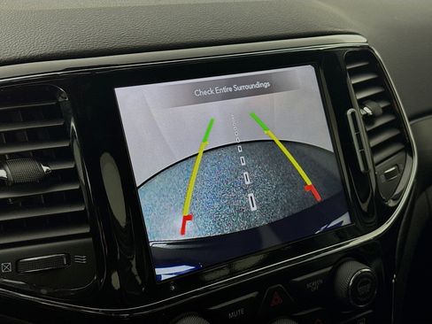 Used 2021 Jeep Grand Cherokee Laredo X image 14