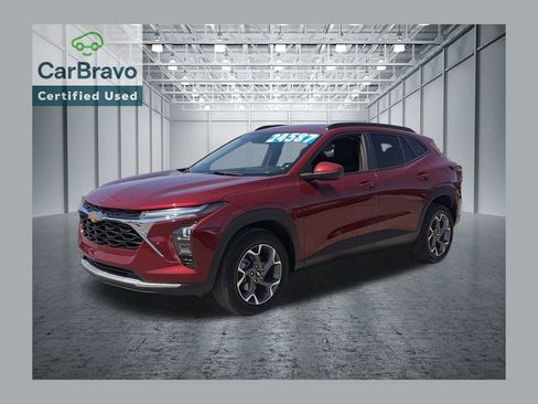 Certified 2025 Chevrolet Trax LT w/ Sunroof Package FWD image 1