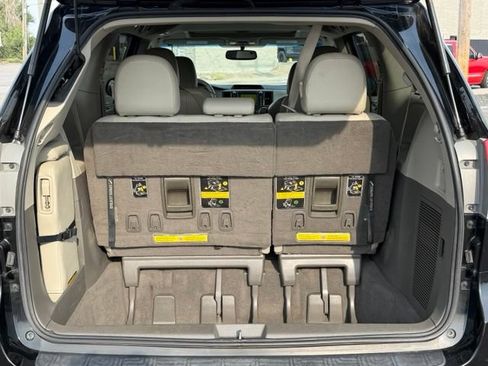 Used 2011 Toyota Sienna XLE w/ XLE Navigation Pkg FWD image 17