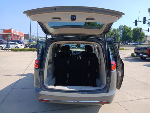 Used 2023 Chrysler Pacifica Touring-L FWD image 23