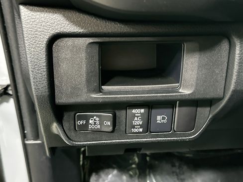 Used 2018 Toyota Tacoma SR image 17