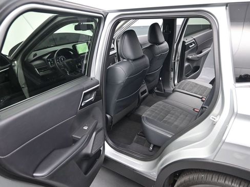 Used 2024 Mitsubishi Outlander SE image 12