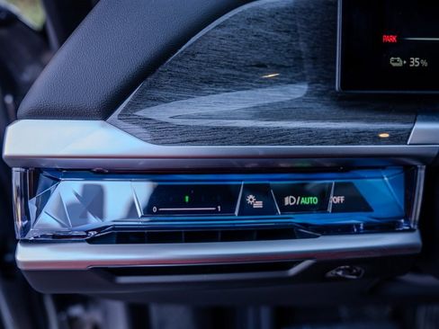 Used 2024 BMW i7 eDrive50 image 8