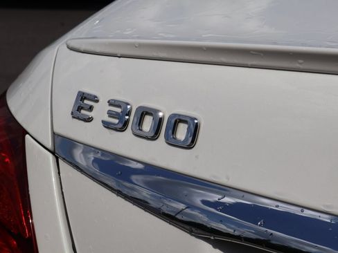 Certified 2017 Mercedes-Benz E 300 4MATIC image 8