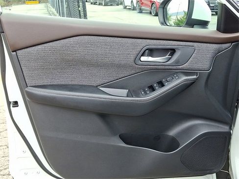 Used 2021 Nissan Rogue SV image 12