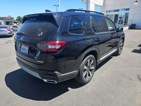 Used 2025 Honda Pilot Touring image 3