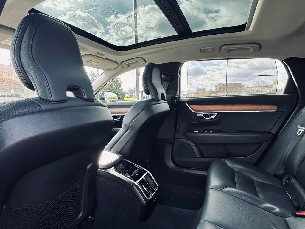 Used 2023 Volvo S90 B6 Plus AWD/4WD image 28