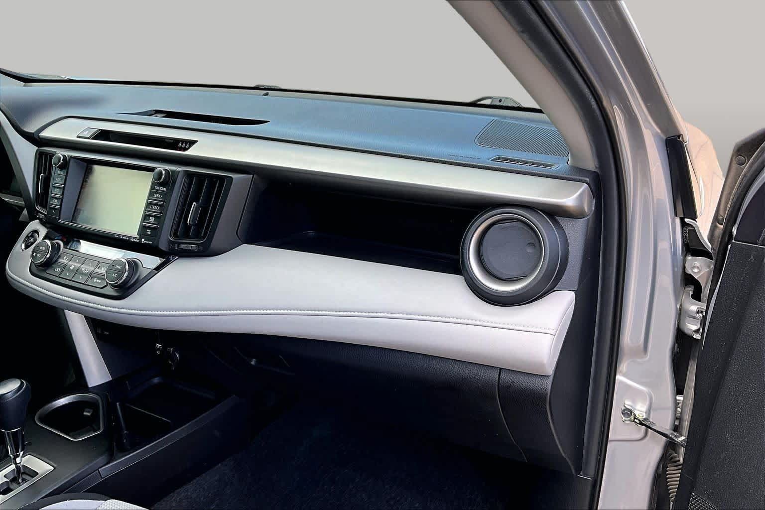 Used 2018 Toyota RAV4 XLE FWD image 19