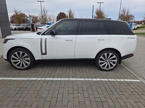 Used 2023 Land Rover Range Rover SE image 2
