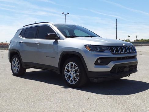 Used 2024 Jeep Compass Latitude image 2