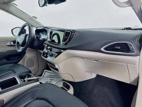 Used 2024 Chrysler Pacifica Touring-L FWD image 29