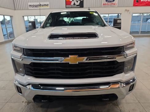 Used 2025 Chevrolet Silverado 2500 LT w/ Convenience Package AWD/4WD image 3