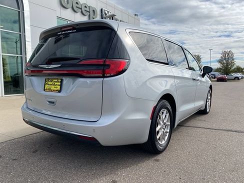 Used 2024 Chrysler Pacifica Touring-L FWD image 5
