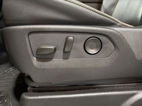 Used 2024 GMC Yukon XL SLT image 23